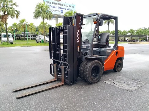xe nâng dầu Toyota cũ Model 02-8FD30