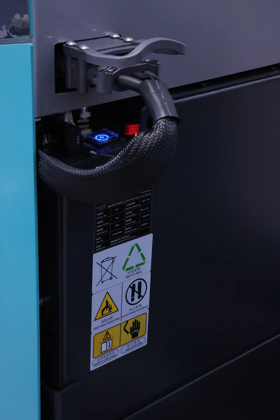 Xe nâng reach truck Baoli KBR20Li — tay nắm lên xuống, tem cảnh báo thân xe