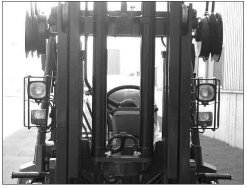 Các thiết bị chiếu sáng được gắn trên các cột bên thay vì các cột phía trước