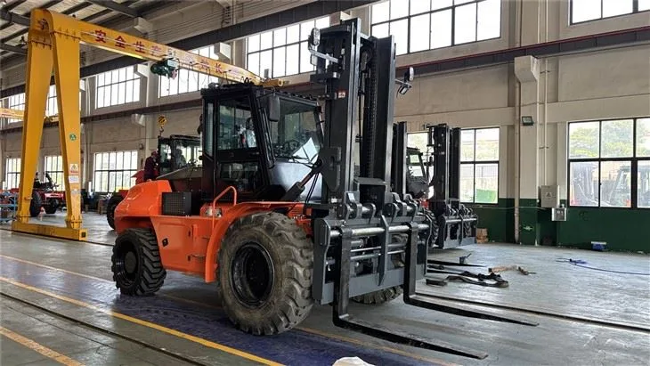 Xe nâng địa hình SOCMA HNY80 tại xưởng