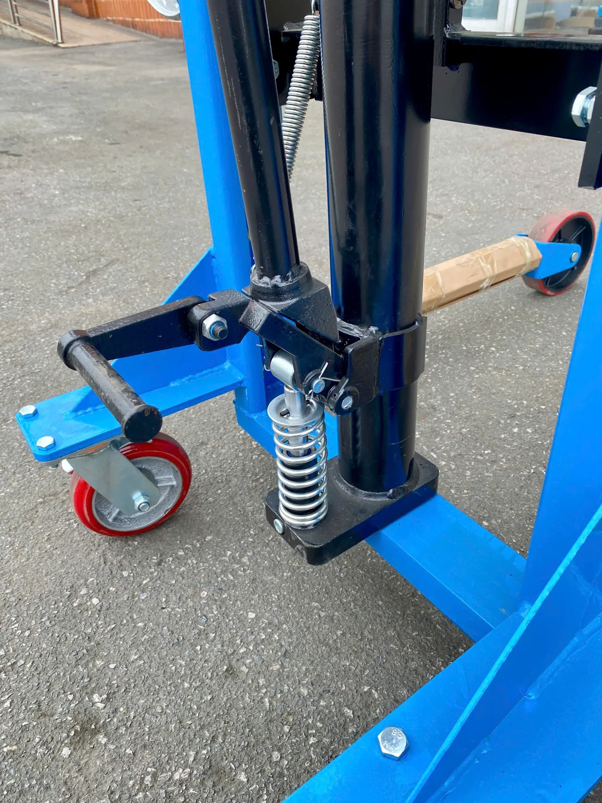 Bàn đạp bơm thủy lực của xe nâng phuy Interlift 350 kg