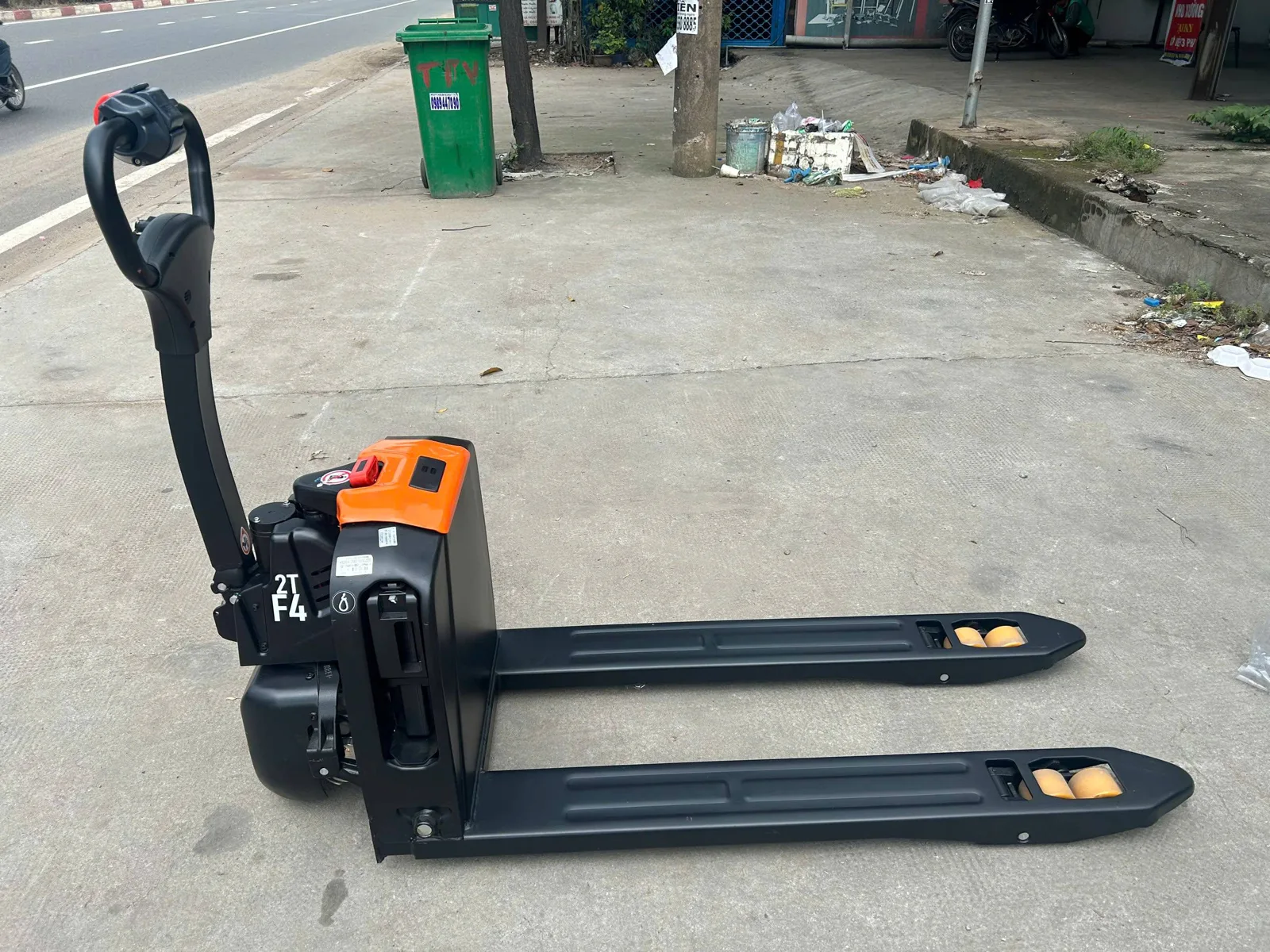 Xe nâng tay điện Interlift F4 201 nhìn ngang