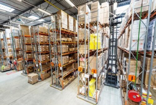 Hướng dẫn vận hành xe nâng trong kho hẹp an toàn và hiệu quả