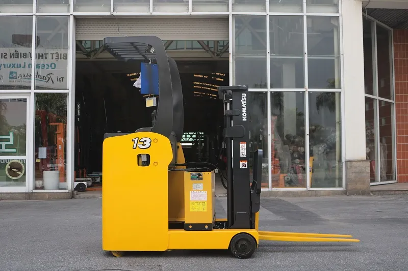 Xe nâng reach truck Komatsu đứng lái tại TFV
