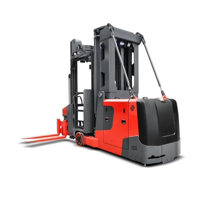Xe nâng 3 chiều Man-up MiMA MCC16U nhìn chéo sau, khoang pin kéo ngang
