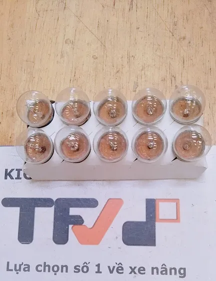 Bóng đèn xe nâng 24V 10W mới thay cho bóng cháy