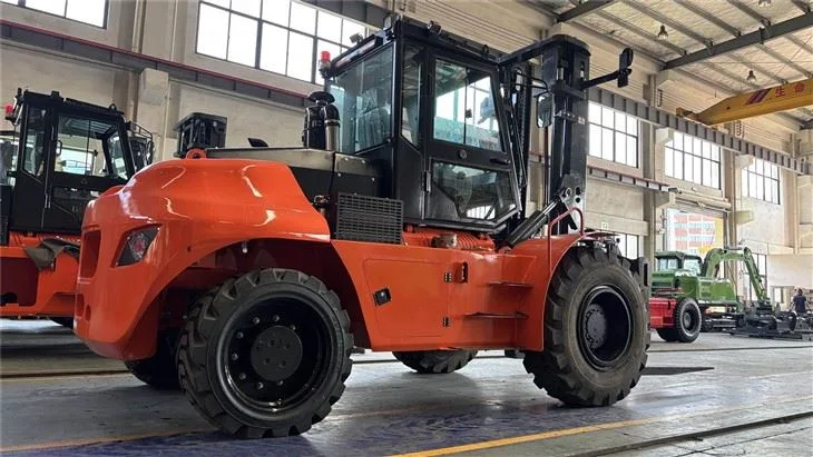 Xe nâng địa hình SOCMA HNY80 nhìn phía sau