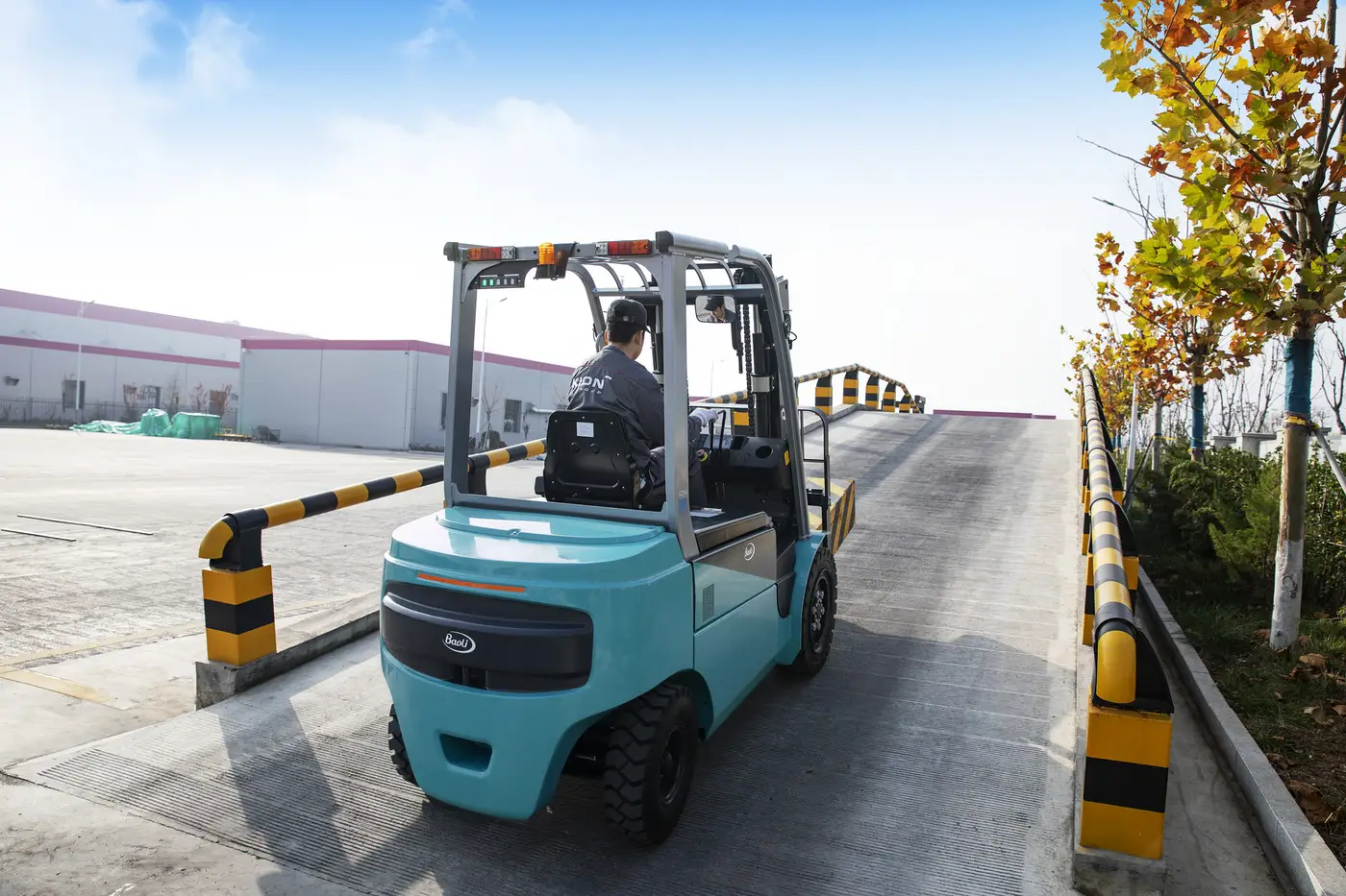Xe nâng điện Baoli KBE35-Li-01 leo dốc có tải