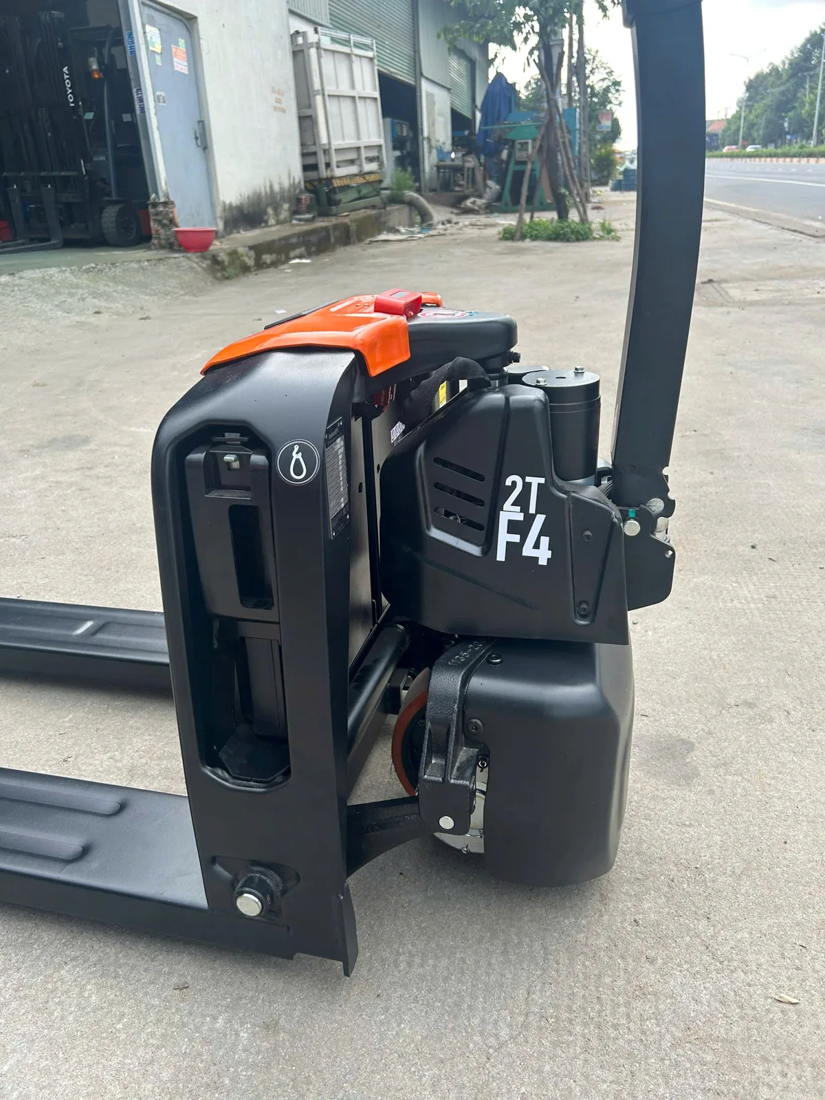 Cụm động cơ và khoang pin xe nâng tay điện Interlift F4 201