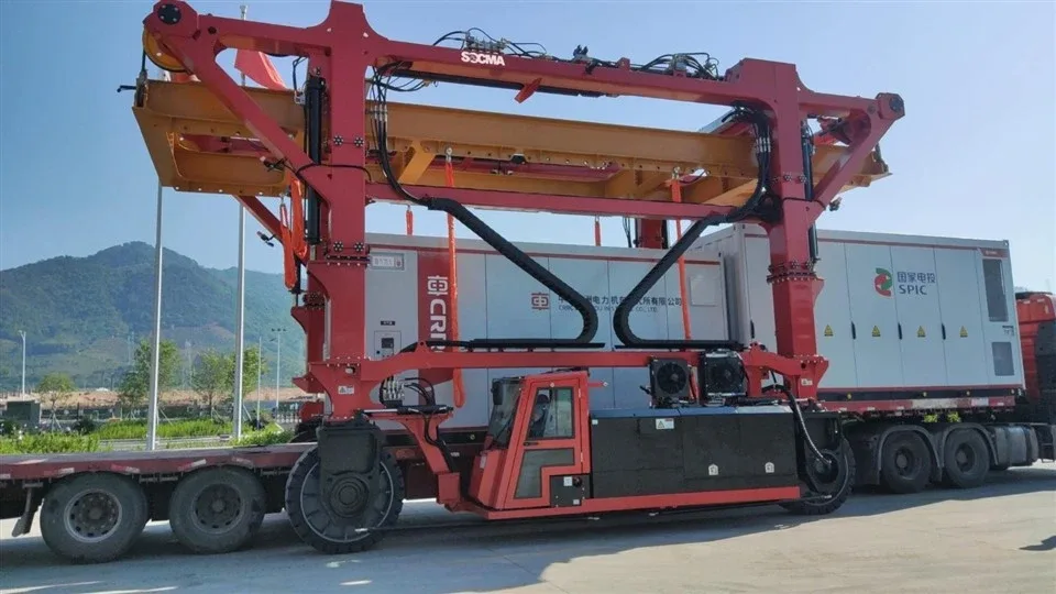 Straddle carrier SOCMA 60 tấn chở kiện hàng