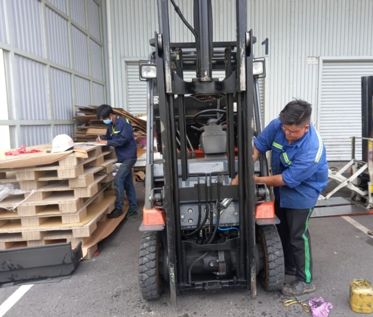 Nguyên nhân xe nâng bị lệch lái và cách xử lý an toàn