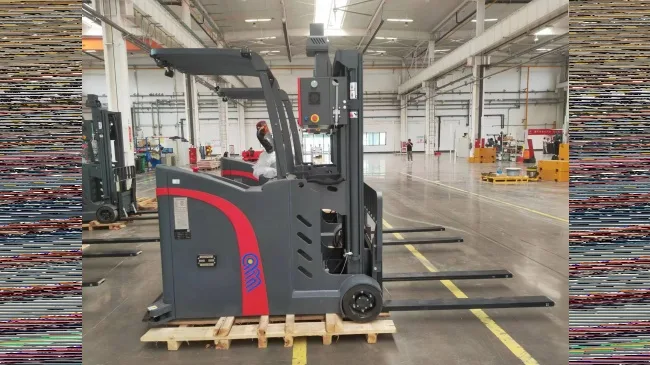 Xe nâng tự động Sany chở pallet trong nhà xưởng