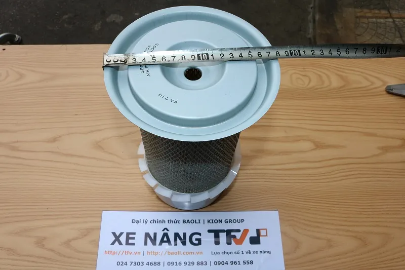 Đo đường kính nắp lọc gió xe nâng Komatsu 3EC-01-11630 bằng thước dây