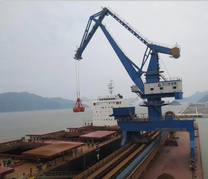 Cẩu chân đế 2 cần SOCMA 25–75 tấn toàn cảnh