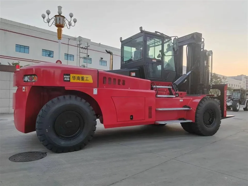Xe nâng dầu SOCMA HNF320 32 tấn toàn cảnh