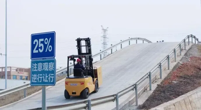 Xe nâng điện Sany C7 leo dốc 25% khi đầy tải