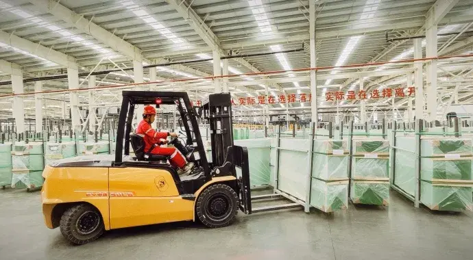 Xe nâng điện Sany C6 pin lithium điện áp cao làm việc trong nhà xưởng