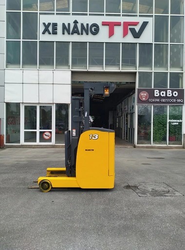 Hướng dẫn vận hành xe nâng trong kho hẹp an toàn và hiệu quả