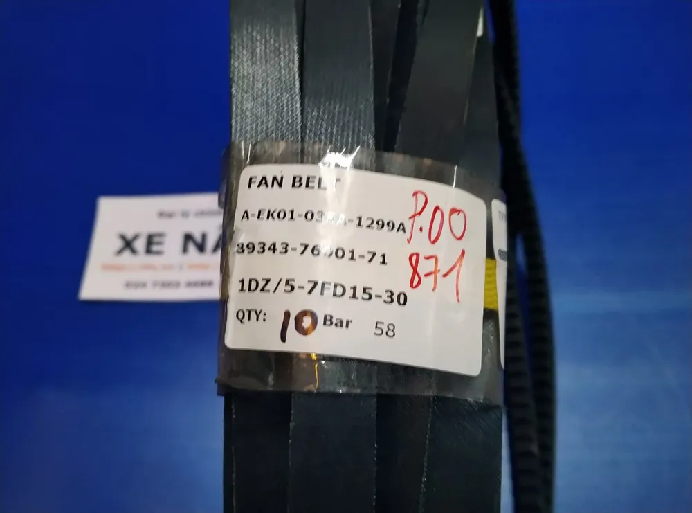 Nhãn FAN BELT ghi mã 39343-76001-71 trên bó dây curoa quạt xe nâng Toyota