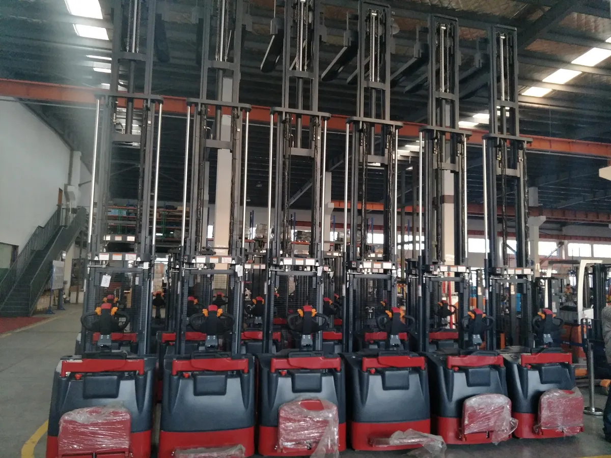 Xe nâng stacker Zowell XE20 — xe khung cao tại nhà máy