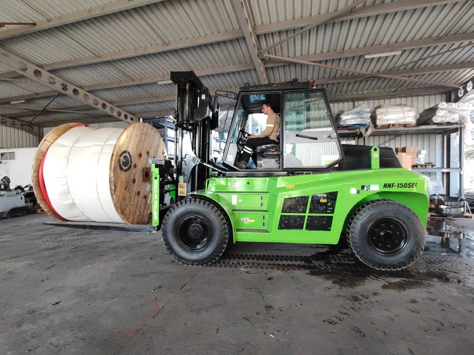 Xe nâng điện SOCMA nâng lô cáp