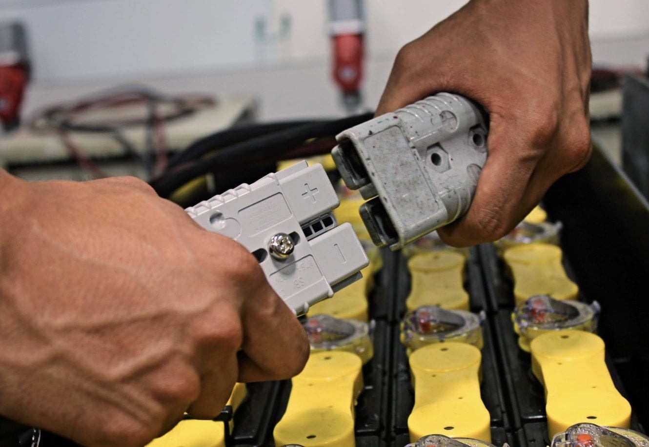 Xu hướng điện hóa xe nâng: Vì sao pin lithium sẽ thay thế ắc quy chì trong 5 năm tới?
