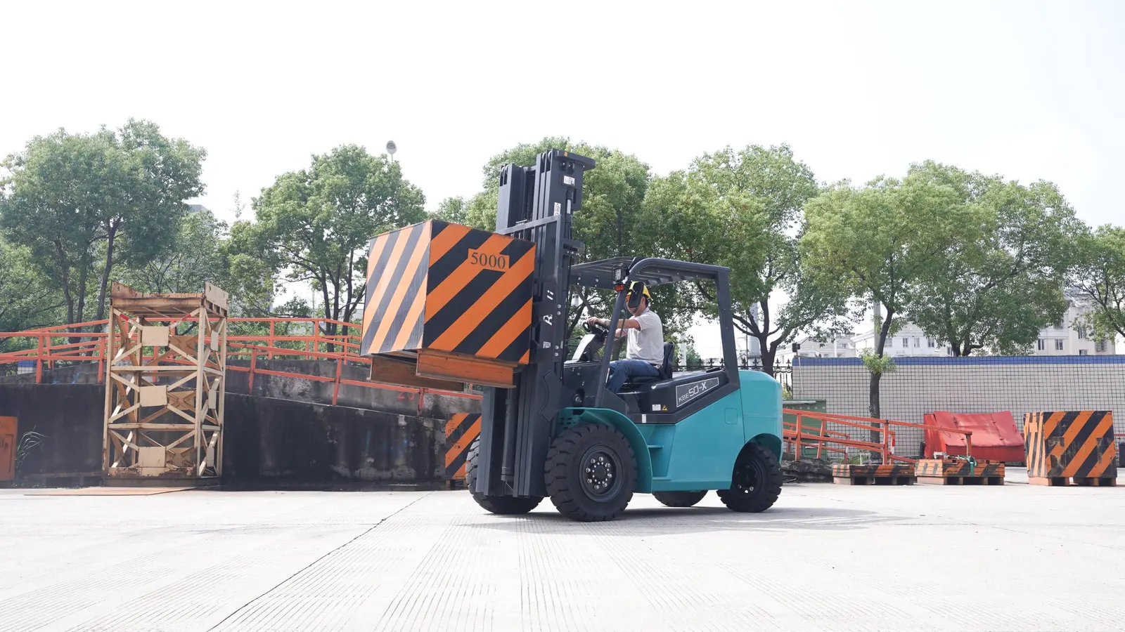 Xe nâng điện Baoli KBE45-X — nâng khối tải thử lên cao ngoài bãi