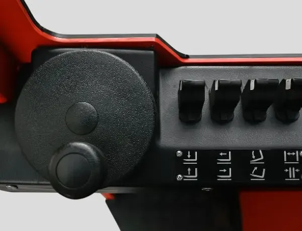 Xe nâng đa hướng MiMA MQ30 — núm lái xoay và công tắc thủy lực