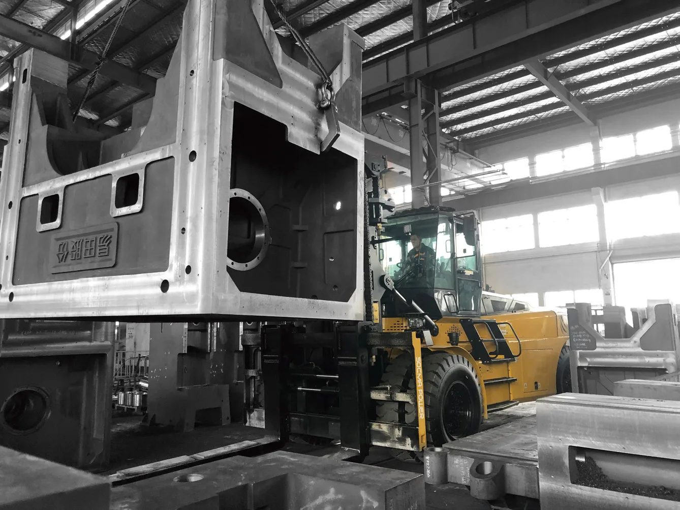 Xe nâng điện SOCMA 30 tấn trong xưởng kết cấu thép