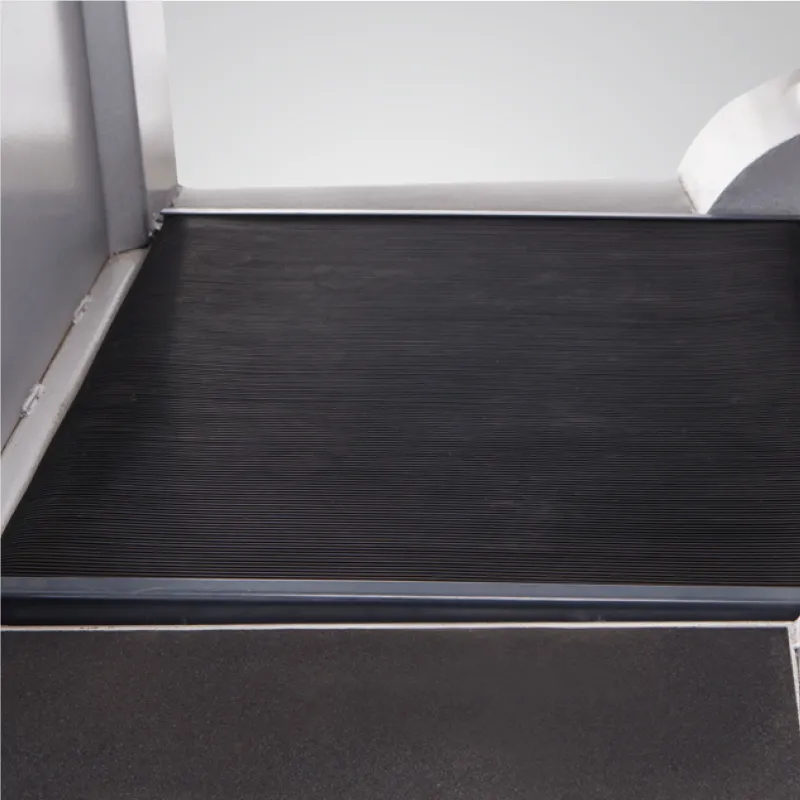 Xe kéo điện Zowell XT30 — sàn đứng phủ cao su chống trượt