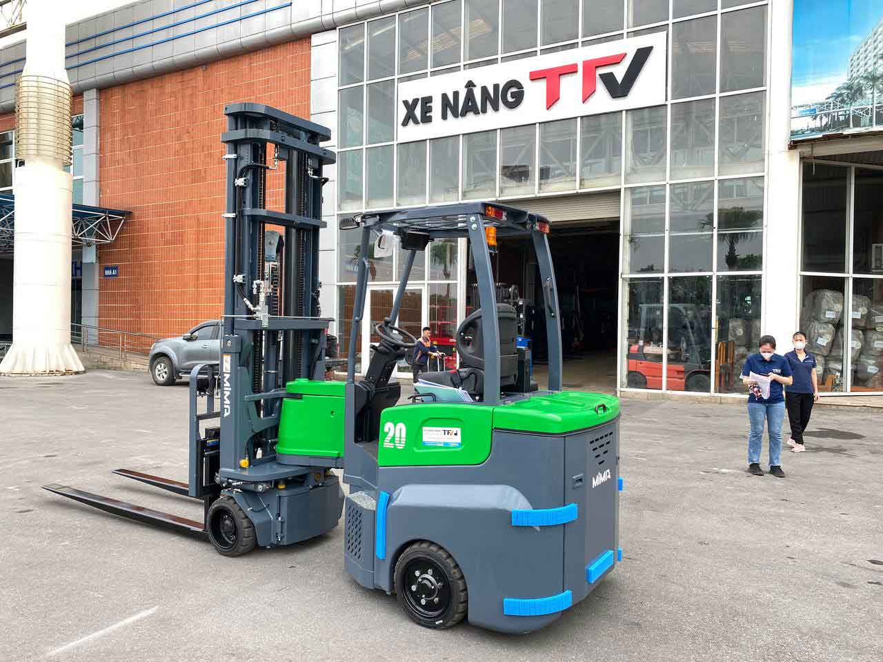 Xe nâng điện MiMA tại TFV, minh họa xu hướng điện hóa thiết bị kho