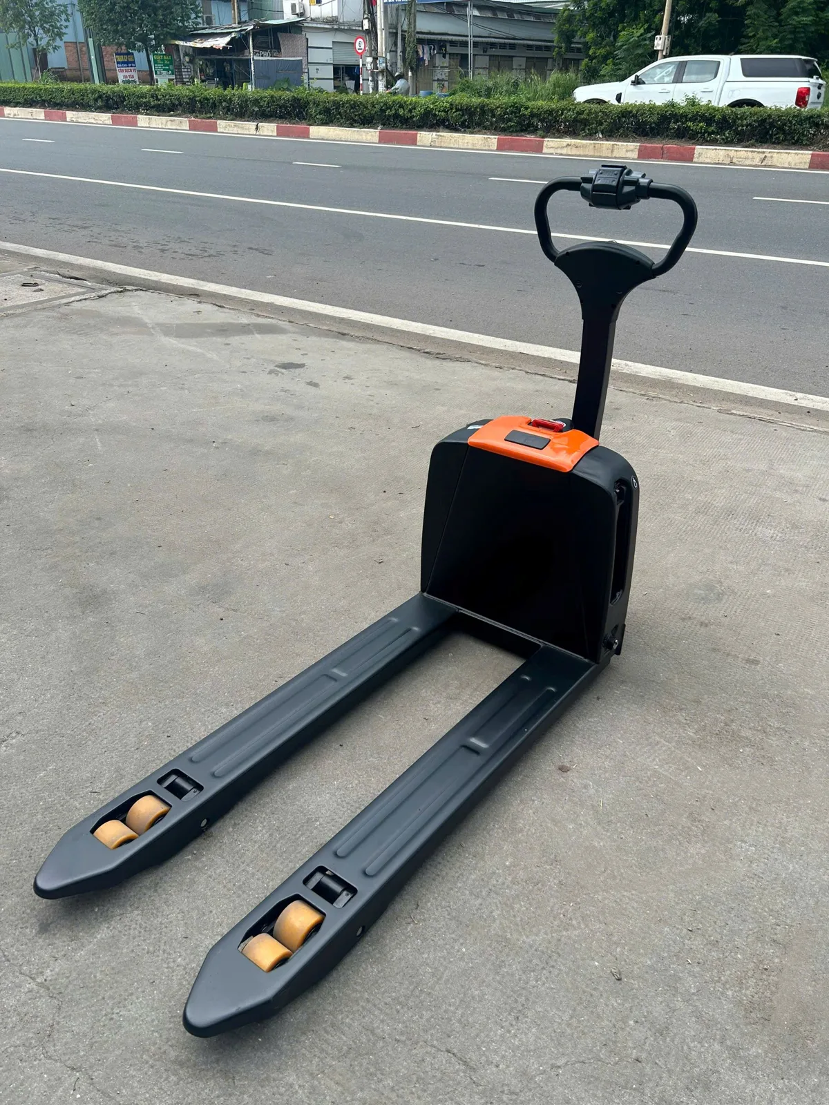Xe nâng tay điện Interlift F4 201 nhìn chéo phía sau