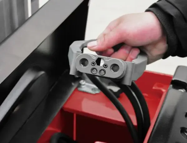 Xe nâng stacker MiMA MBC20 — giắc cắm pin