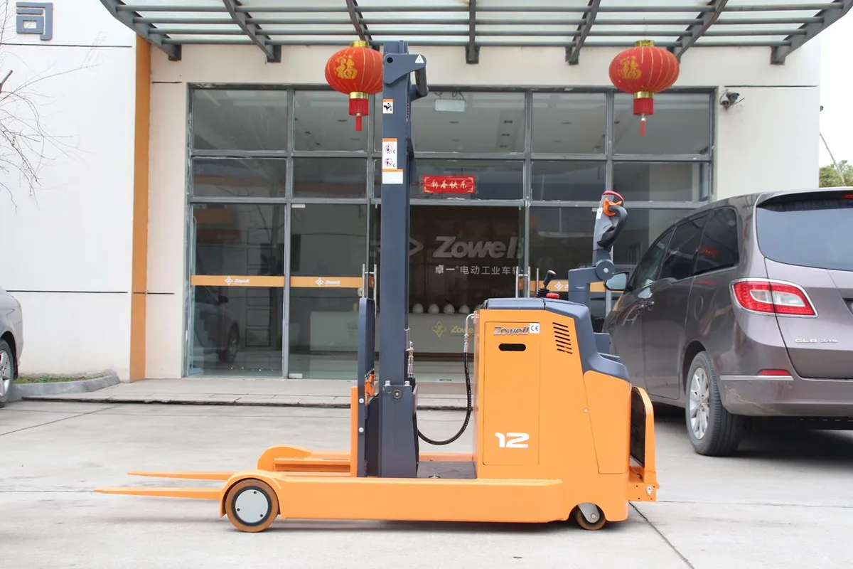 Xe nâng reach stacker Zowell XRA12 nhìn ngang