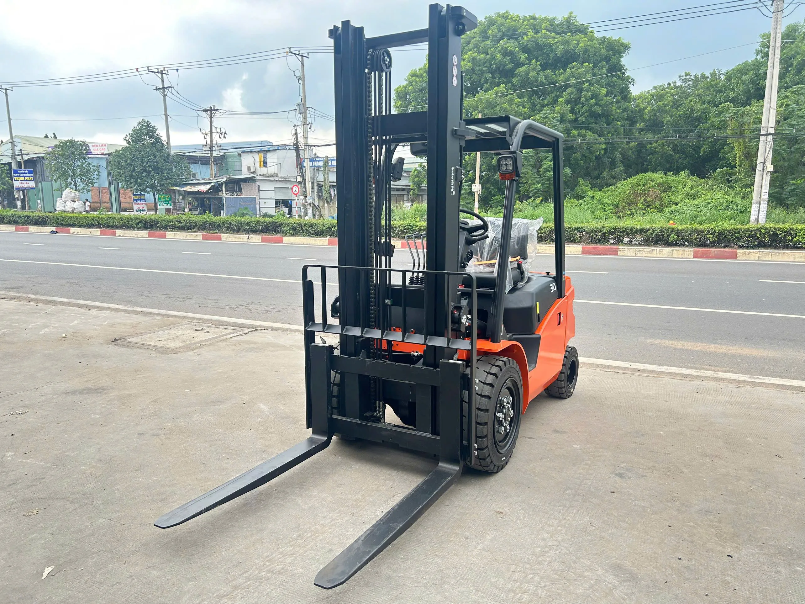 Xe nâng điện Interlift EFL303 3 tấn nâng cao 4m sản xuất 2024 mới 100%. Mã XM.B30EPS40.00749