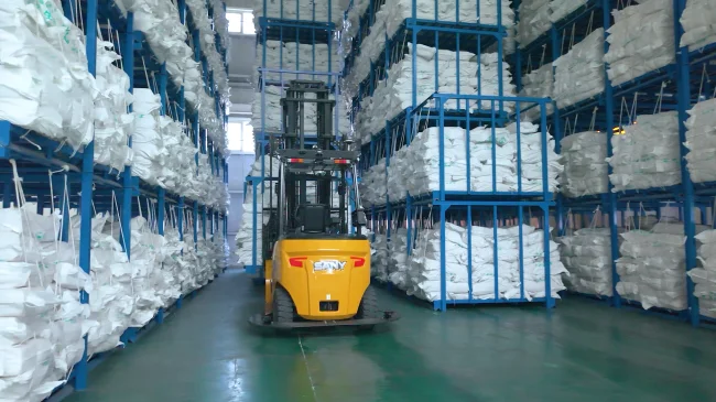 Lối đi giữa hai dãy lồng xếp chồng