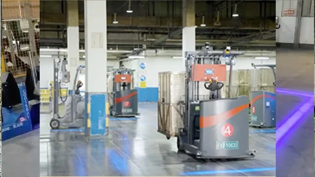 Xe nâng tự động Sany chở lồng hàng giữa các cột kho