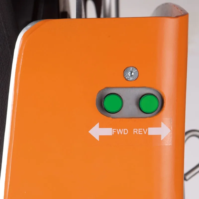 Xe kéo điện Zowell XTE40: nút nhích xe ở hai bên thân — nối rơ moóc dễ