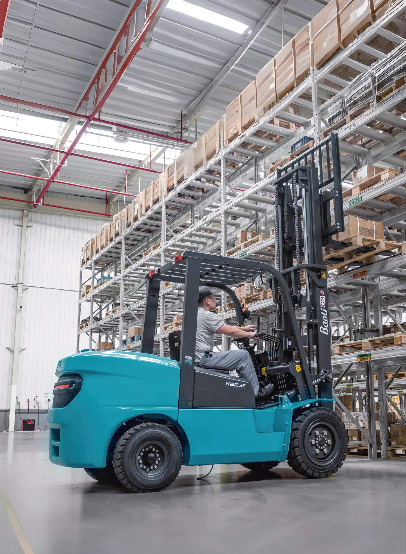 Xe nâng điện Baoli KBE35-X1B nâng hàng trong kho