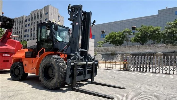 Xe nâng địa hình SOCMA HNY100 tại nhà máy