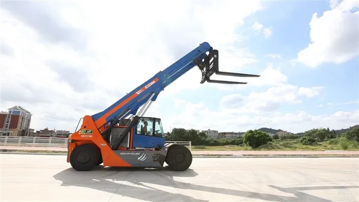 Xe nâng telescopic SOCMA HNTC180 chạy trên bãi