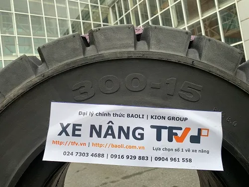 Lốp đặc 300-15 Success xếp tại kho phụ tùng TFV