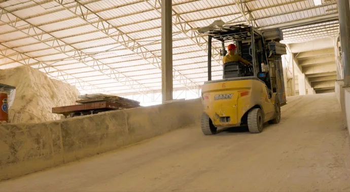 Xe nâng điện Sany dòng C6 chạy trong kho vật liệu rời