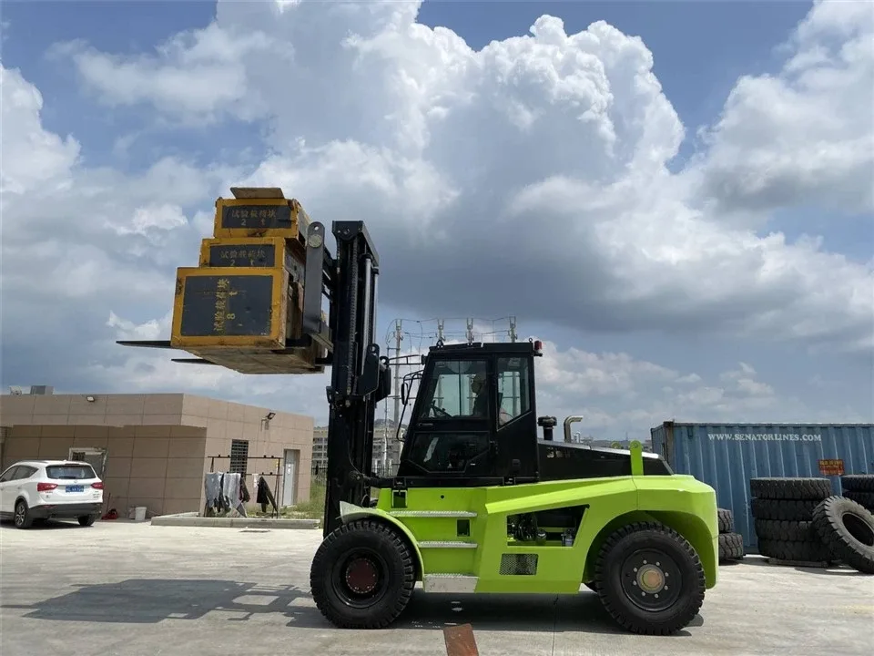 SOCMA HNF135-600-A nâng kiện hàng ngoài bãi