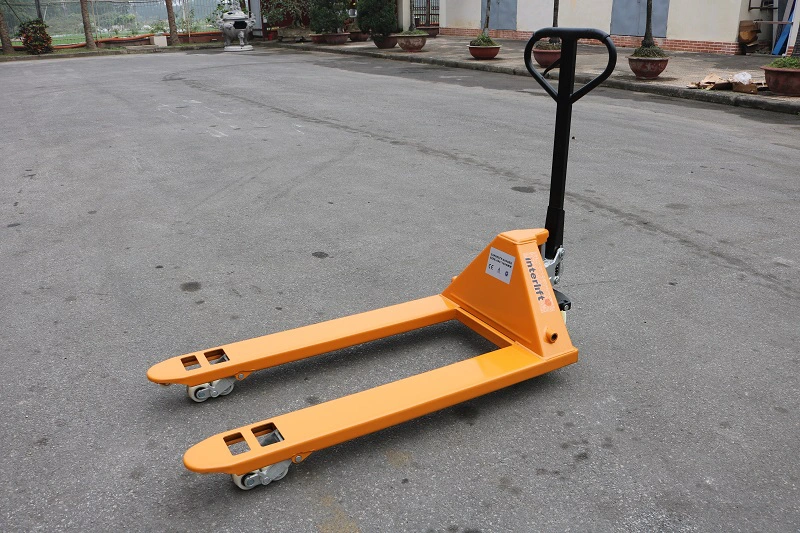 Xe nâng tay giá rẻ 3 tấn hiệu Interlift, tiêu chuẩn XK châu Âu