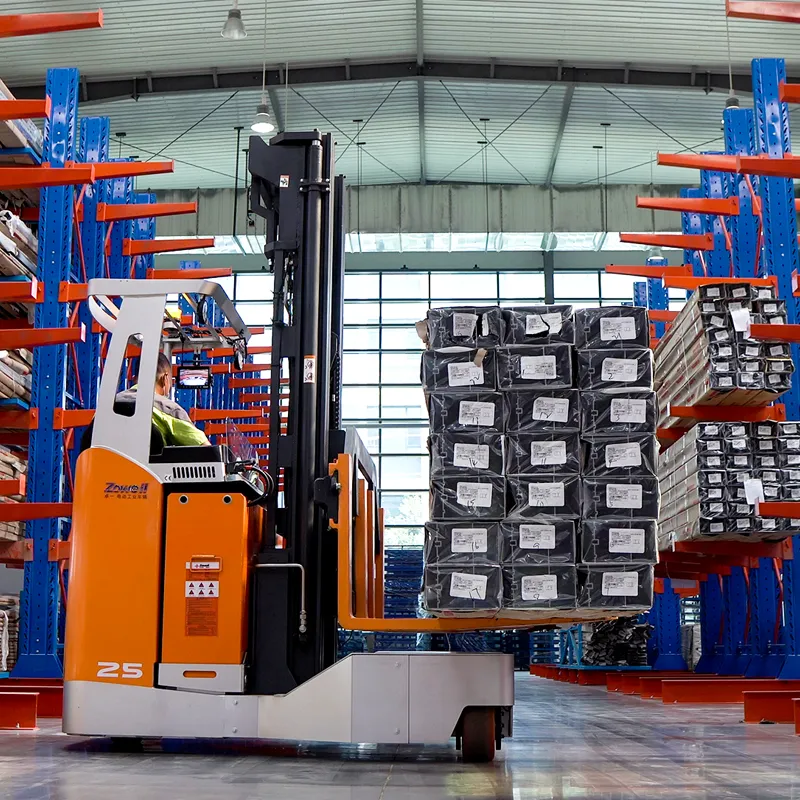 Xe nâng đa hướng Zowell RSEW chở hàng giữa hai dãy kệ