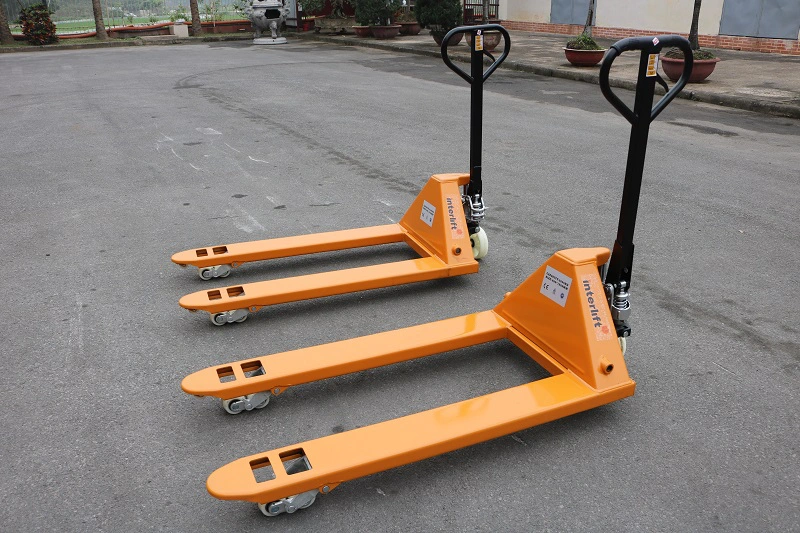 Xe nâng tay giá rẻ 3 tấn hiệu Interlift, tiêu chuẩn XK châu Âu
