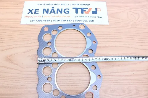 Đo chiều rộng gioăng mặt máy xe nâng Mitsubishi S4S để đối chiếu