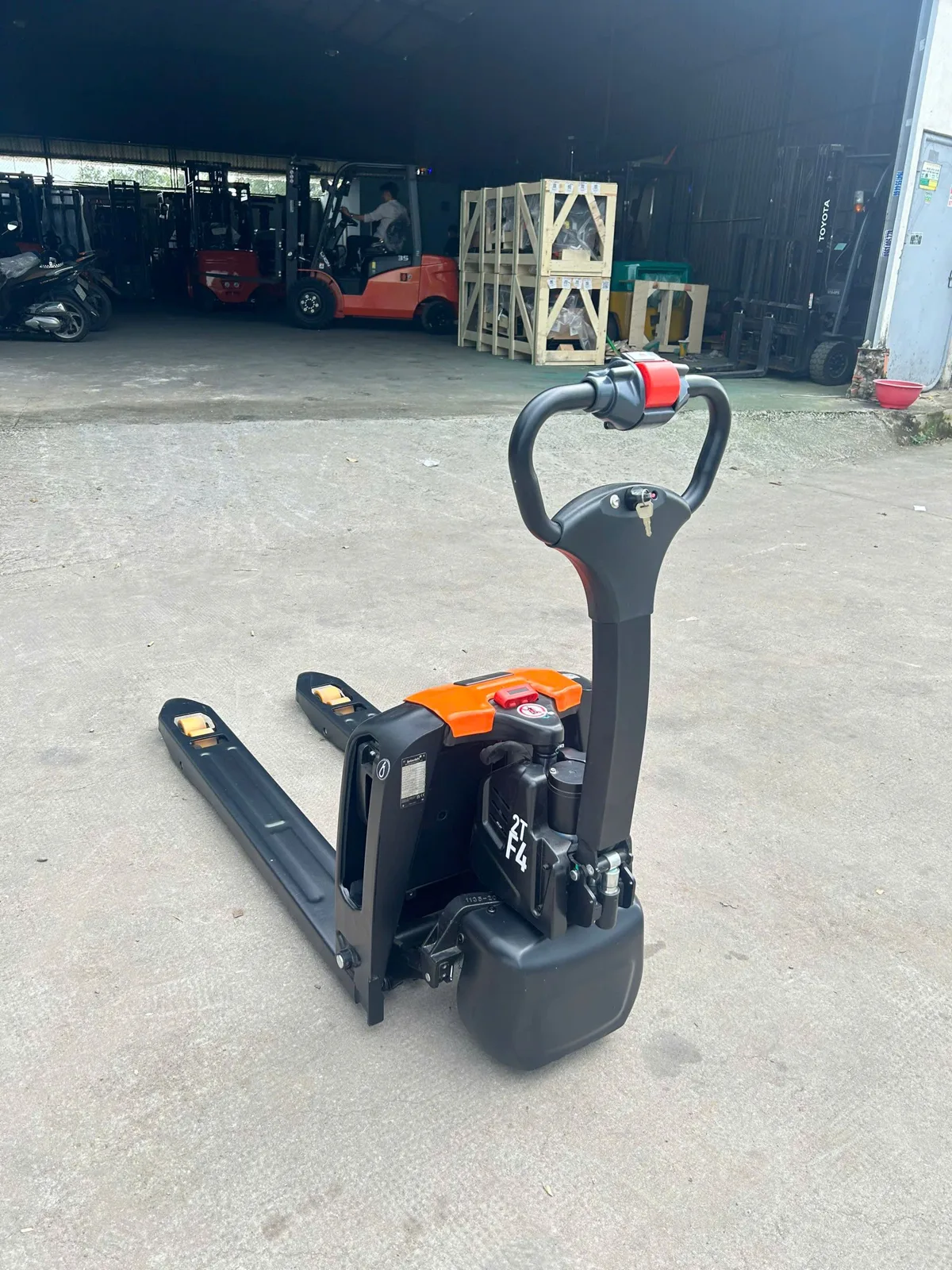 Xe nâng tay điện Interlift F4 201 nhìn từ đầu tay lái
