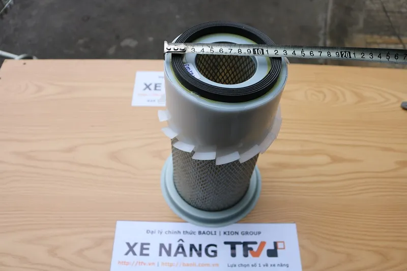 Lọc gió xe nâng Komatsu 3EC-01-11630 trước khi lắp vào bầu lọc